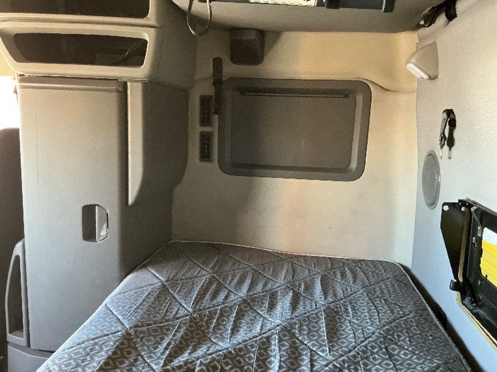 Sleeper Tractor-Heavy Duty Tractors-Volvo-2022-VNL64760-Phoenix-AZ-552,000\n\t\tmiles-$ 75,500 - Image 19