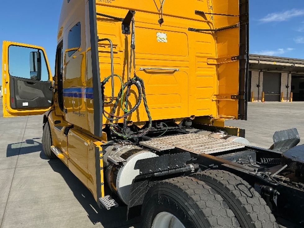 Sleeper Tractor-Heavy Duty Tractors-Volvo-2022-VNL64760-Phoenix-AZ-552,000\n\t\tmiles-$ 75,500 - Image 23