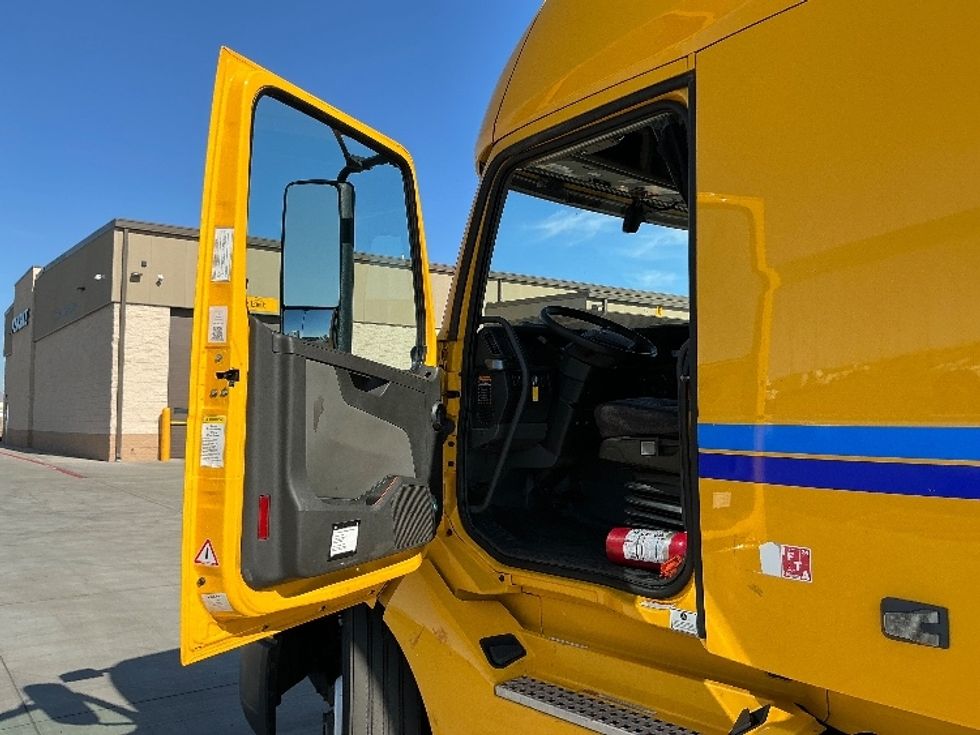 Sleeper Tractor-Heavy Duty Tractors-Volvo-2022-VNL64760-Phoenix-AZ-552,000\n\t\tmiles-$ 75,500 - Image 9