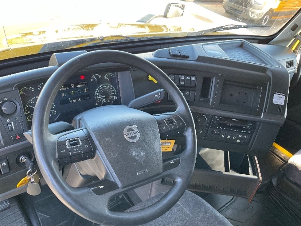 Sleeper Tractor-Heavy Duty Tractors-Volvo-2022-VNL64760-Piqua-OH-440,952\n\t\tmiles-$ 72,750 - Image 10