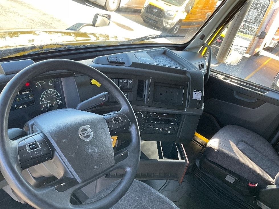 Sleeper Tractor-Heavy Duty Tractors-Volvo-2022-VNL64760-Piqua-OH-440,952\n\t\tmiles-$ 72,750 - Image 11