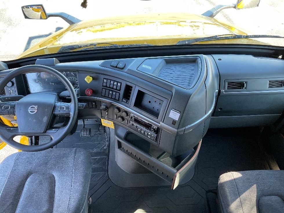 Sleeper Tractor-Heavy Duty Tractors-Volvo-2022-VNL64760-Piqua-OH-440,952\n\t\tmiles-$ 72,750 - Image 12