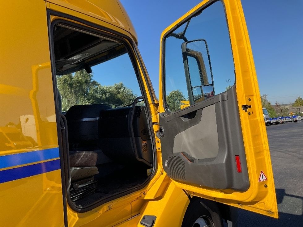 Sleeper Tractor-Heavy Duty Tractors-Volvo-2022-VNL64760-Piqua-OH-440,952\n\t\tmiles-$ 72,750 - Image 13