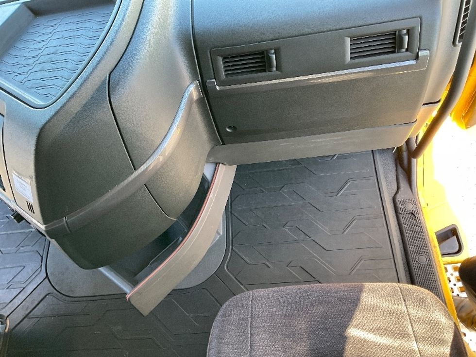 Sleeper Tractor-Heavy Duty Tractors-Volvo-2022-VNL64760-Piqua-OH-440,952\n\t\tmiles-$ 72,750 - Image 14