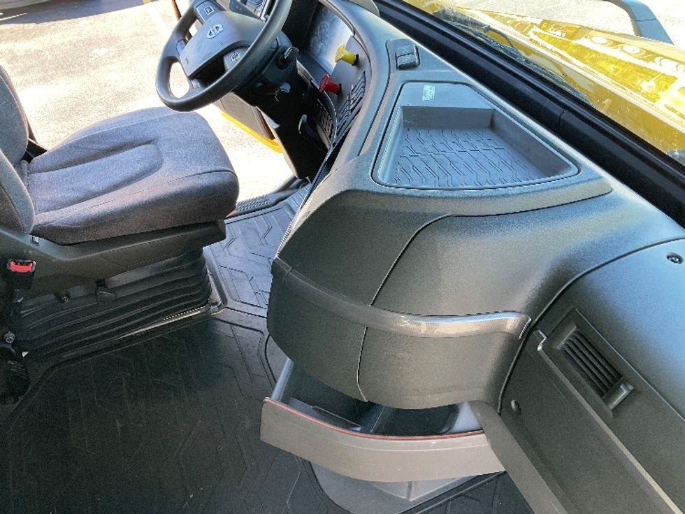 Sleeper Tractor-Heavy Duty Tractors-Volvo-2022-VNL64760-Piqua-OH-440,952\n\t\tmiles-$ 72,750 - Image 15