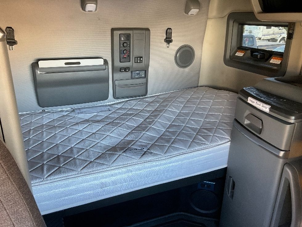 Sleeper Tractor-Heavy Duty Tractors-Volvo-2022-VNL64760-Piqua-OH-440,952\n\t\tmiles-$ 72,750 - Image 16