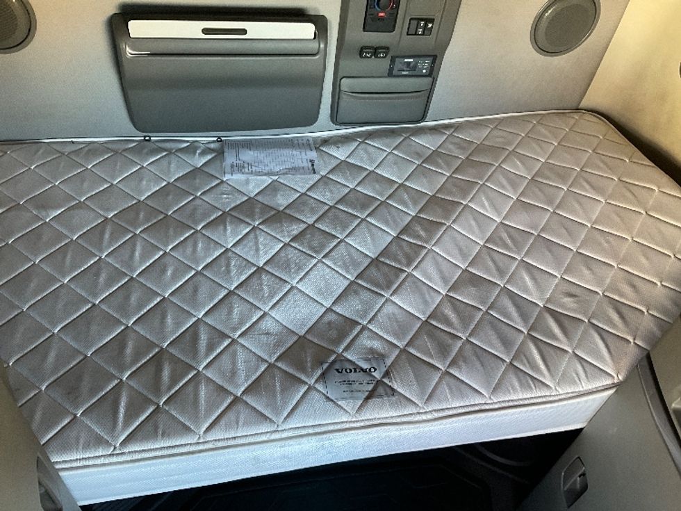 Sleeper Tractor-Heavy Duty Tractors-Volvo-2022-VNL64760-Piqua-OH-440,952\n\t\tmiles-$ 72,750 - Image 17