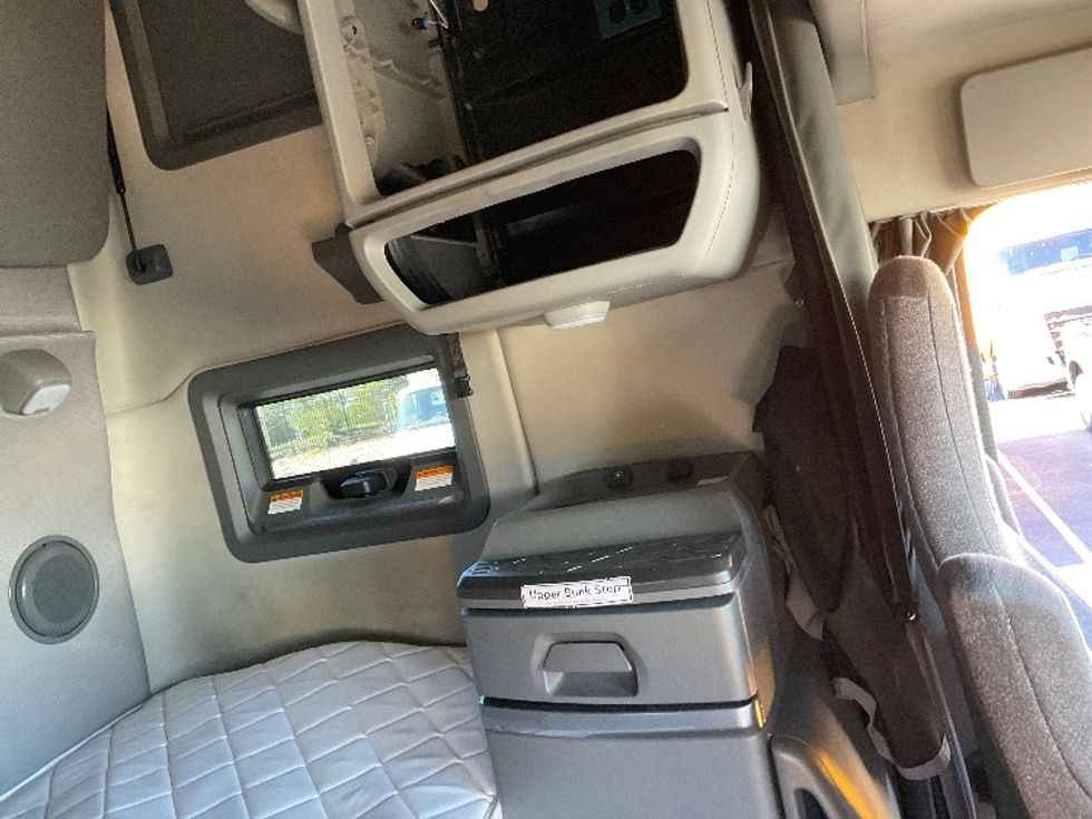 Sleeper Tractor-Heavy Duty Tractors-Volvo-2022-VNL64760-Piqua-OH-440,952\n\t\tmiles-$ 72,750 - Image 18