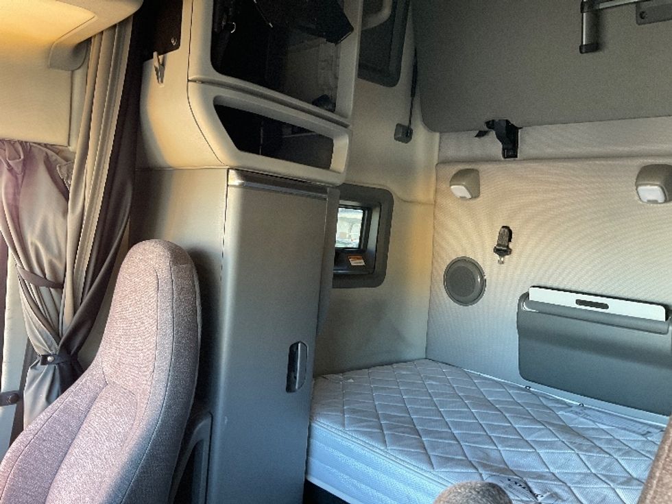 Sleeper Tractor-Heavy Duty Tractors-Volvo-2022-VNL64760-Piqua-OH-440,952\n\t\tmiles-$ 72,750 - Image 19