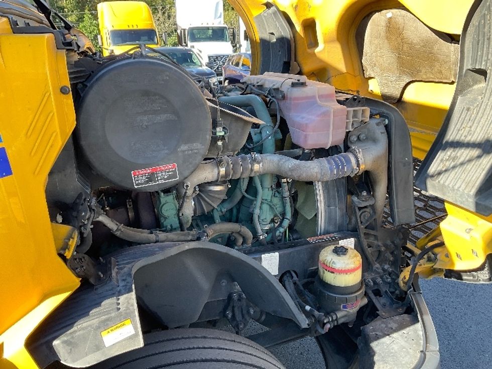 Sleeper Tractor-Heavy Duty Tractors-Volvo-2022-VNL64760-Piqua-OH-440,952\n\t\tmiles-$ 72,750 - Image 20