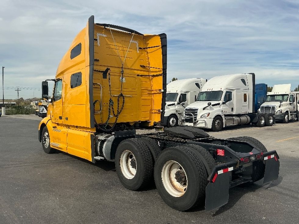 Sleeper Tractor-Heavy Duty Tractors-Volvo-2022-VNL64760-Piqua-OH-440,952\n\t\tmiles-$ 72,750 - Image 5