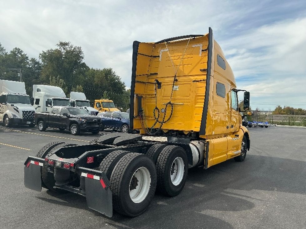 Sleeper Tractor-Heavy Duty Tractors-Volvo-2022-VNL64760-Piqua-OH-440,952\n\t\tmiles-$ 72,750 - Image 7