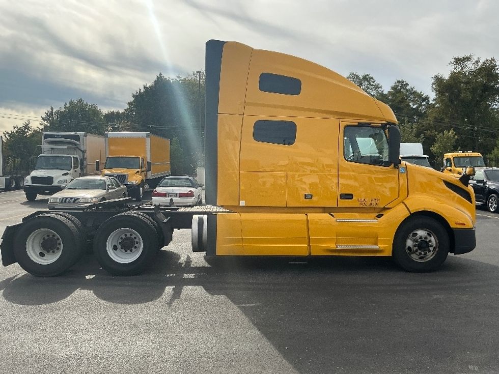 Sleeper Tractor-Heavy Duty Tractors-Volvo-2022-VNL64760-Piqua-OH-440,952\n\t\tmiles-$ 72,750 - Image 8