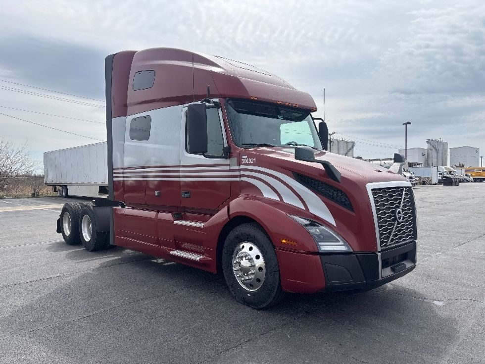 Sleeper Tractor-Heavy Duty Tractors-Volvo-2022-VNL64760-Piqua-OH-449,586\n\t\tmiles-$ 71,500 - Image 1