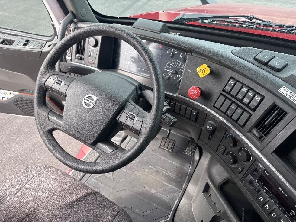 Sleeper Tractor-Heavy Duty Tractors-Volvo-2022-VNL64760-Piqua-OH-449,586\n\t\tmiles-$ 71,500 - Image 11