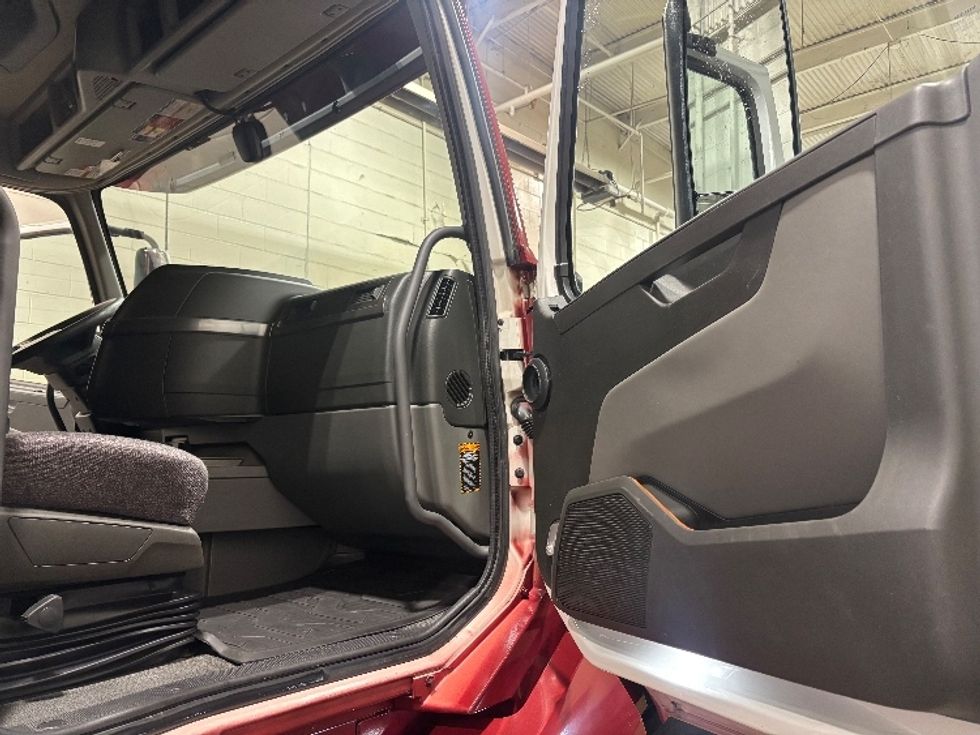 Sleeper Tractor-Heavy Duty Tractors-Volvo-2022-VNL64760-Piqua-OH-449,586\n\t\tmiles-$ 71,500 - Image 12