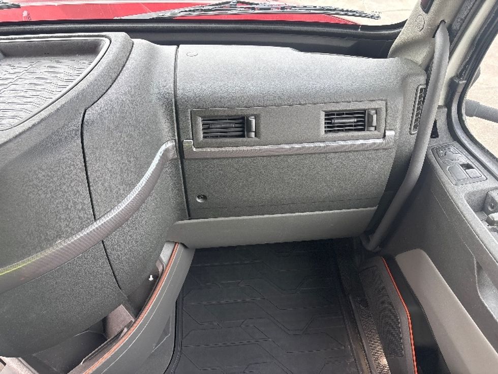 Sleeper Tractor-Heavy Duty Tractors-Volvo-2022-VNL64760-Piqua-OH-449,586\n\t\tmiles-$ 71,500 - Image 13