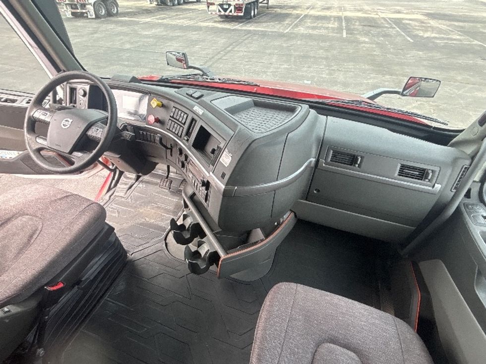 Sleeper Tractor-Heavy Duty Tractors-Volvo-2022-VNL64760-Piqua-OH-449,586\n\t\tmiles-$ 71,500 - Image 14