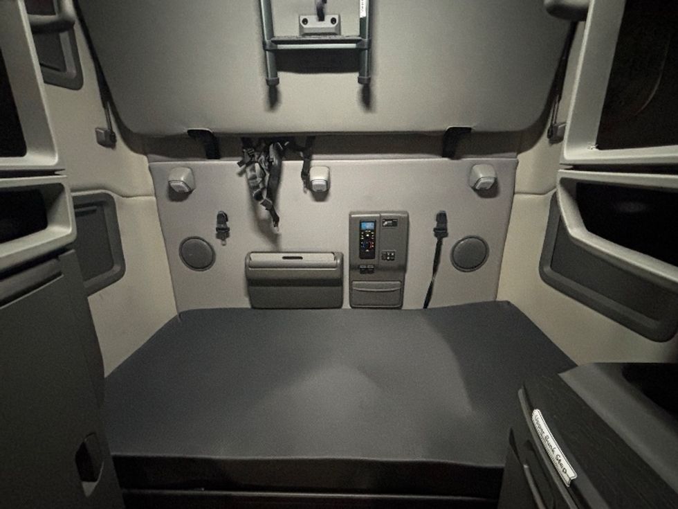 Sleeper Tractor-Heavy Duty Tractors-Volvo-2022-VNL64760-Piqua-OH-449,586\n\t\tmiles-$ 71,500 - Image 15