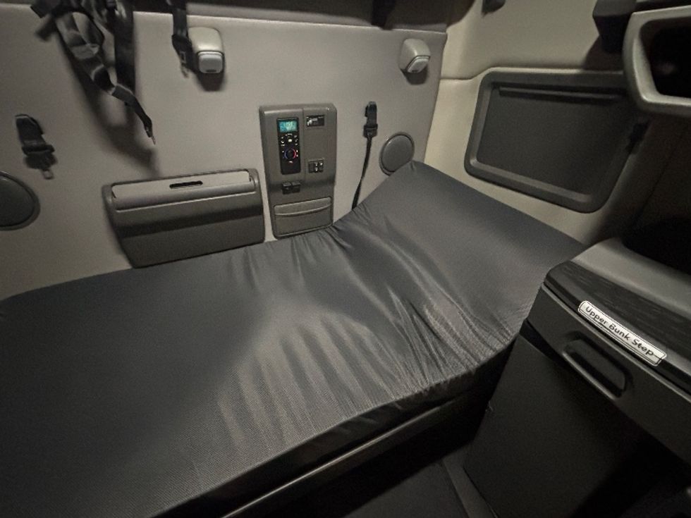 Sleeper Tractor-Heavy Duty Tractors-Volvo-2022-VNL64760-Piqua-OH-449,586\n\t\tmiles-$ 71,500 - Image 16