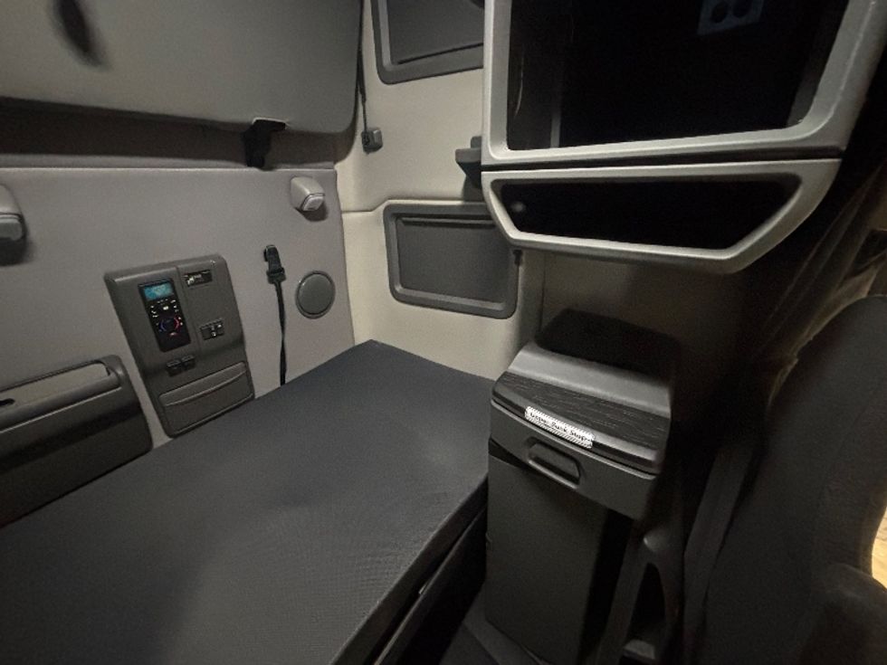 Sleeper Tractor-Heavy Duty Tractors-Volvo-2022-VNL64760-Piqua-OH-449,586\n\t\tmiles-$ 71,500 - Image 17