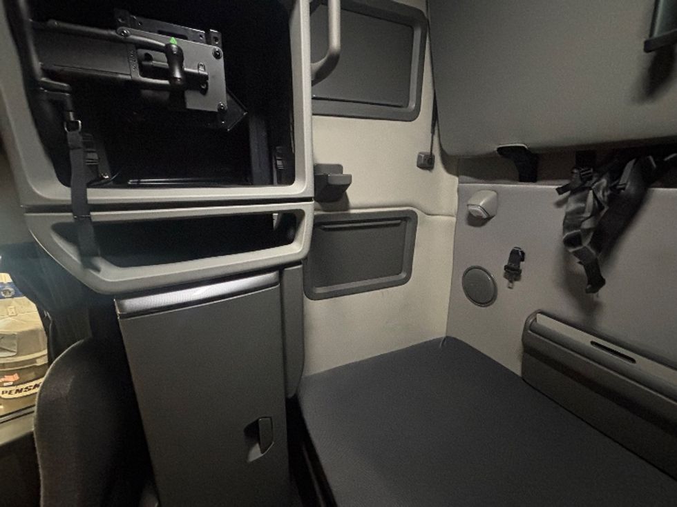 Sleeper Tractor-Heavy Duty Tractors-Volvo-2022-VNL64760-Piqua-OH-449,586\n\t\tmiles-$ 71,500 - Image 18