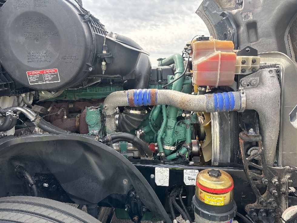 Sleeper Tractor-Heavy Duty Tractors-Volvo-2022-VNL64760-Piqua-OH-449,586\n\t\tmiles-$ 71,500 - Image 19