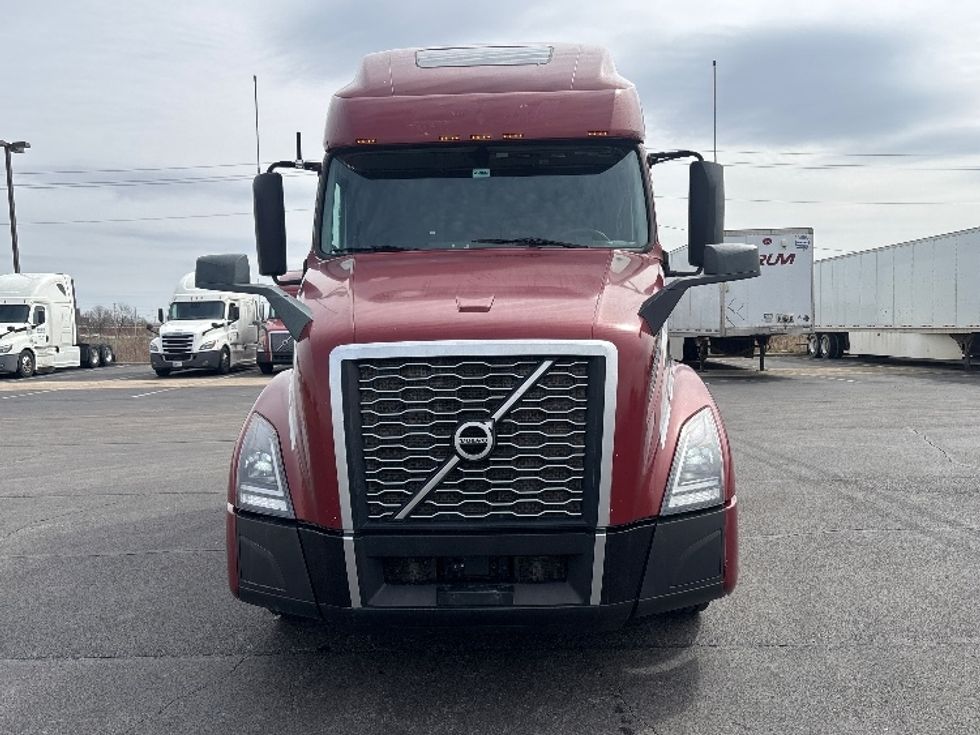Sleeper Tractor-Heavy Duty Tractors-Volvo-2022-VNL64760-Piqua-OH-449,586\n\t\tmiles-$ 71,500 - Image 2