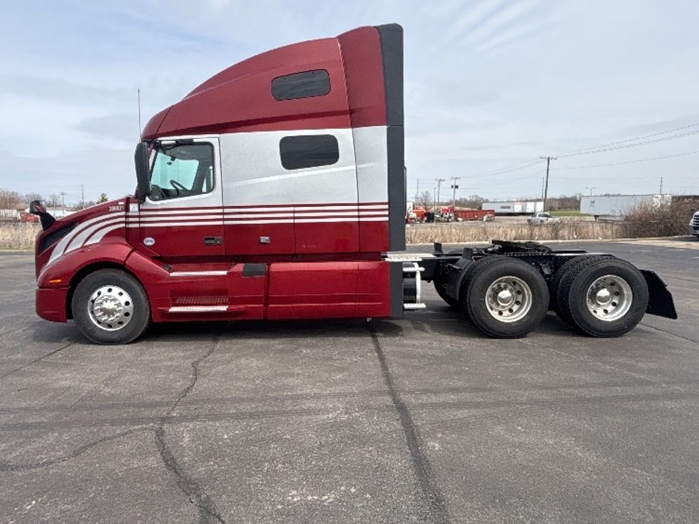 Sleeper Tractor-Heavy Duty Tractors-Volvo-2022-VNL64760-Piqua-OH-449,586\n\t\tmiles-$ 71,500 - Image 4