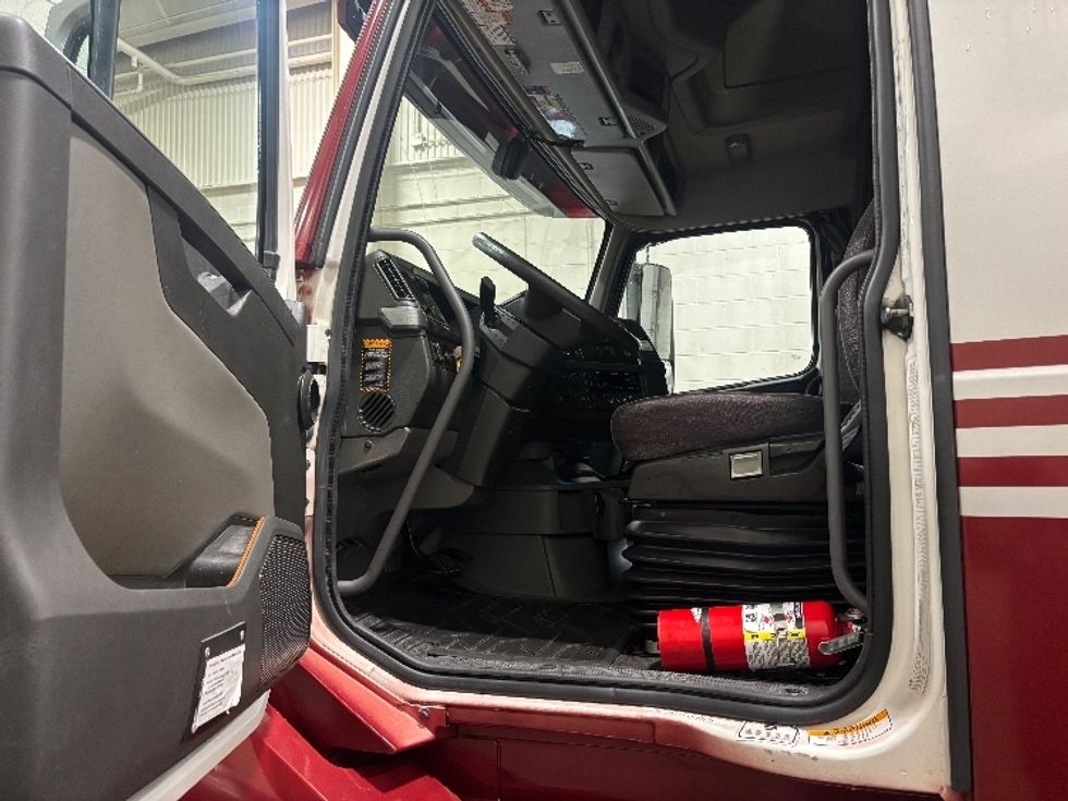 Sleeper Tractor-Heavy Duty Tractors-Volvo-2022-VNL64760-Piqua-OH-449,586\n\t\tmiles-$ 71,500 - Image 9