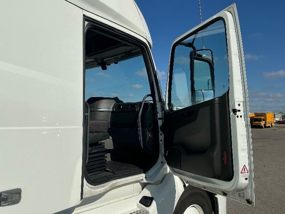 Sleeper Tractor-Heavy Duty Tractors-Volvo-2022-VNL64760-Piqua-OH-559,850\n\t\tmiles-$ 60,500 - Image 13