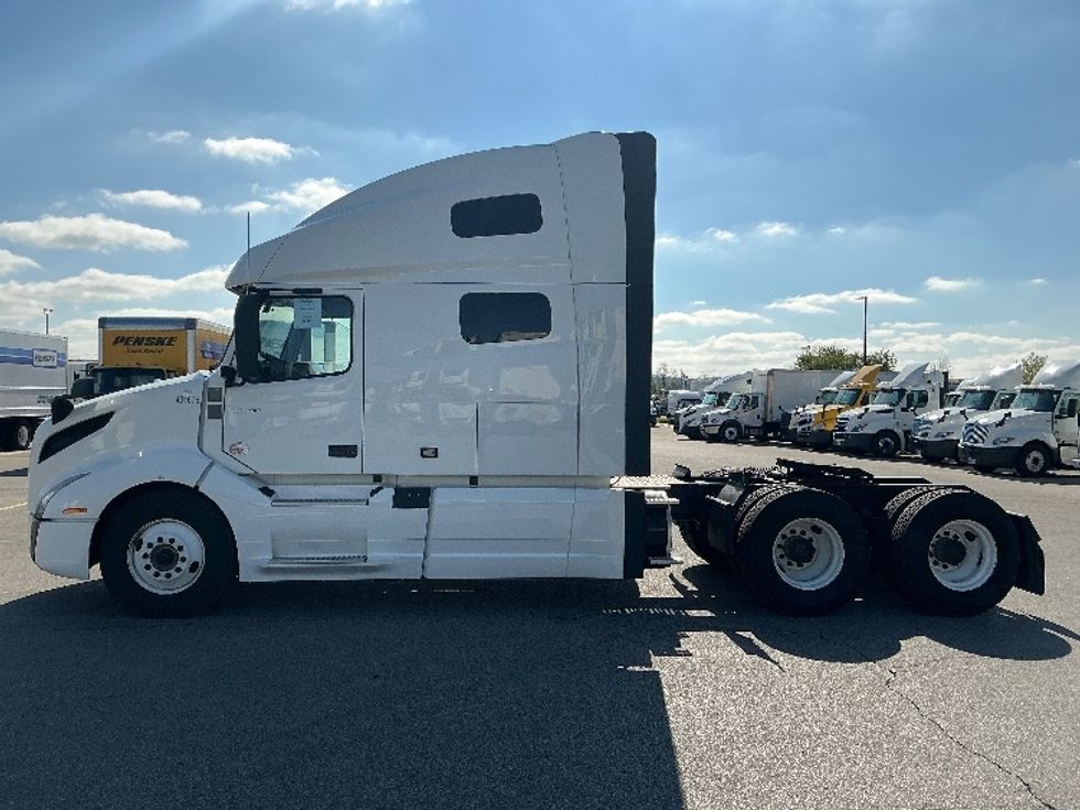 Sleeper Tractor-Heavy Duty Tractors-Volvo-2022-VNL64760-Piqua-OH-559,850\n\t\tmiles-$ 60,500 - Image 4
