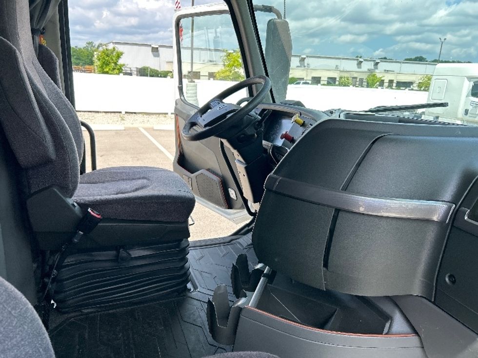 Sleeper Tractor-Heavy Duty Tractors-Volvo-2022-VNL64760-Pittsburgh-PA-479,910\n\t\tmiles-$ 74,000 - Image 14