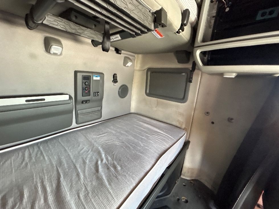 Sleeper Tractor-Heavy Duty Tractors-Volvo-2022-VNL64760-Pittsburgh-PA-479,910\n\t\tmiles-$ 74,000 - Image 17