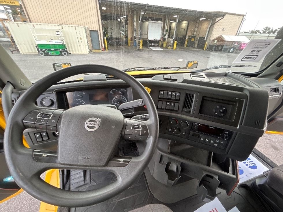 Sleeper Tractor-Heavy Duty Tractors-Volvo-2022-VNL64760-Plant City-FL-530,132\n\t\tmiles-$ 65,750 - Image 11