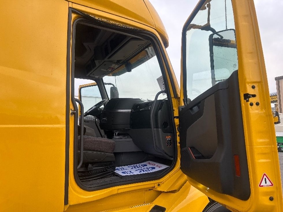 Sleeper Tractor-Heavy Duty Tractors-Volvo-2022-VNL64760-Plant City-FL-530,132\n\t\tmiles-$ 65,750 - Image 13