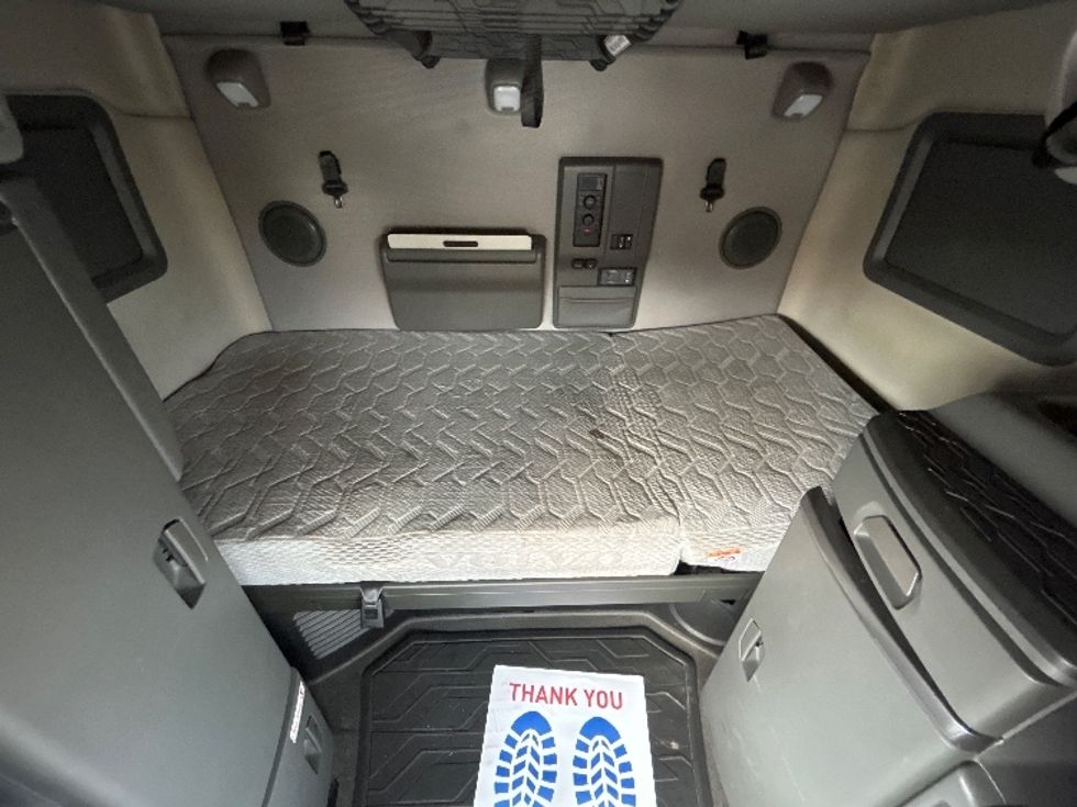 Sleeper Tractor-Heavy Duty Tractors-Volvo-2022-VNL64760-Plant City-FL-530,132\n\t\tmiles-$ 65,750 - Image 17