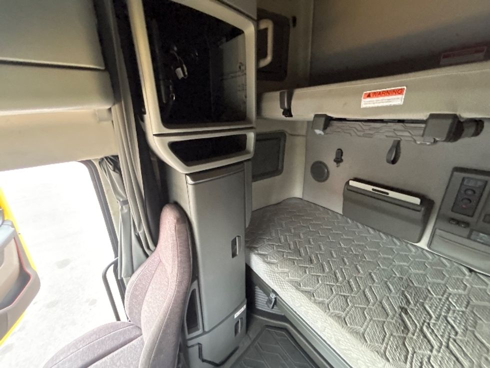 Sleeper Tractor-Heavy Duty Tractors-Volvo-2022-VNL64760-Plant City-FL-530,132\n\t\tmiles-$ 65,750 - Image 19