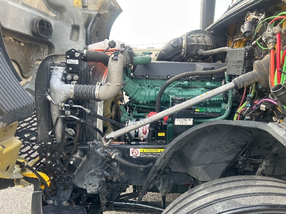 Sleeper Tractor-Heavy Duty Tractors-Volvo-2022-VNL64760-Plant City-FL-530,132\n\t\tmiles-$ 65,750 - Image 21