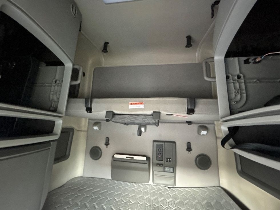 Sleeper Tractor-Heavy Duty Tractors-Volvo-2022-VNL64760-Plant City-FL-530,132\n\t\tmiles-$ 65,750 - Image 22