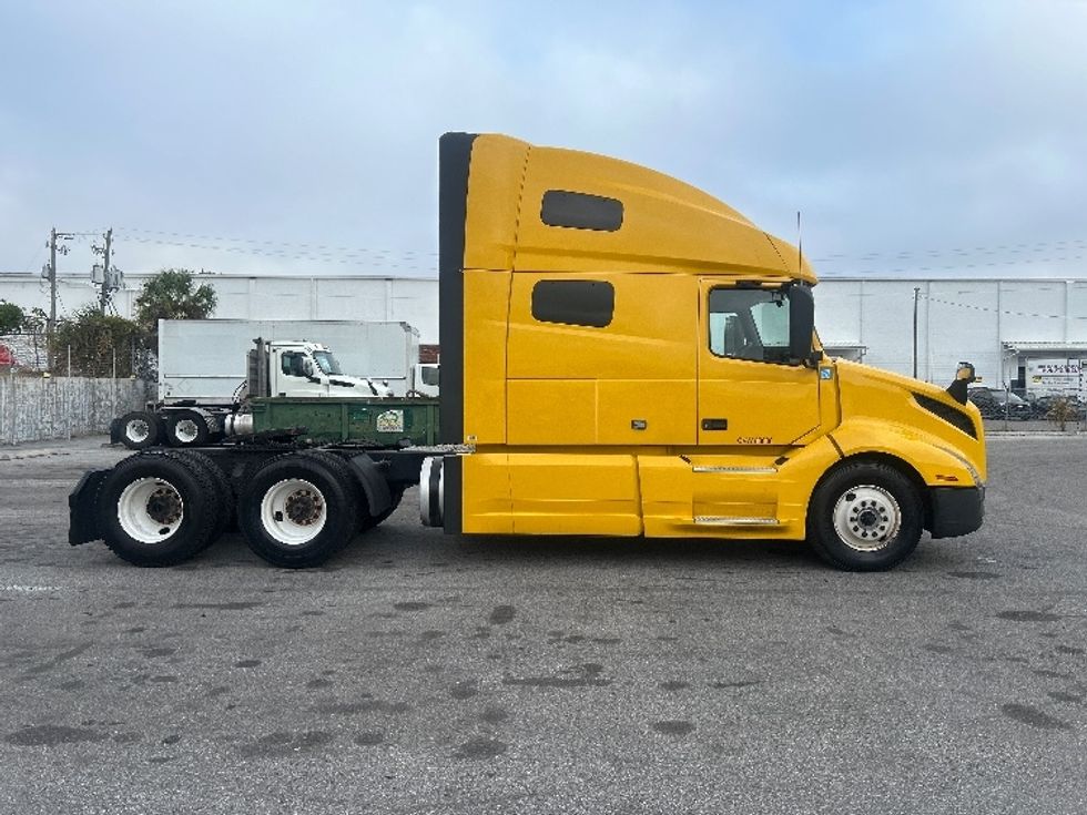 Sleeper Tractor-Heavy Duty Tractors-Volvo-2022-VNL64760-Plant City-FL-530,132\n\t\tmiles-$ 65,750 - Image 8