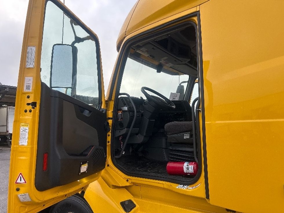 Sleeper Tractor-Heavy Duty Tractors-Volvo-2022-VNL64760-Plant City-FL-530,132\n\t\tmiles-$ 65,750 - Image 9
