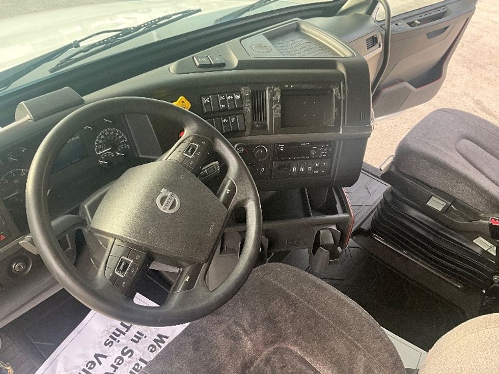 Sleeper Tractor-Heavy Duty Tractors-Volvo-2022-VNL64760-Plant City-FL-607,241\n\t\tmiles-$ 59,500 - Image 10