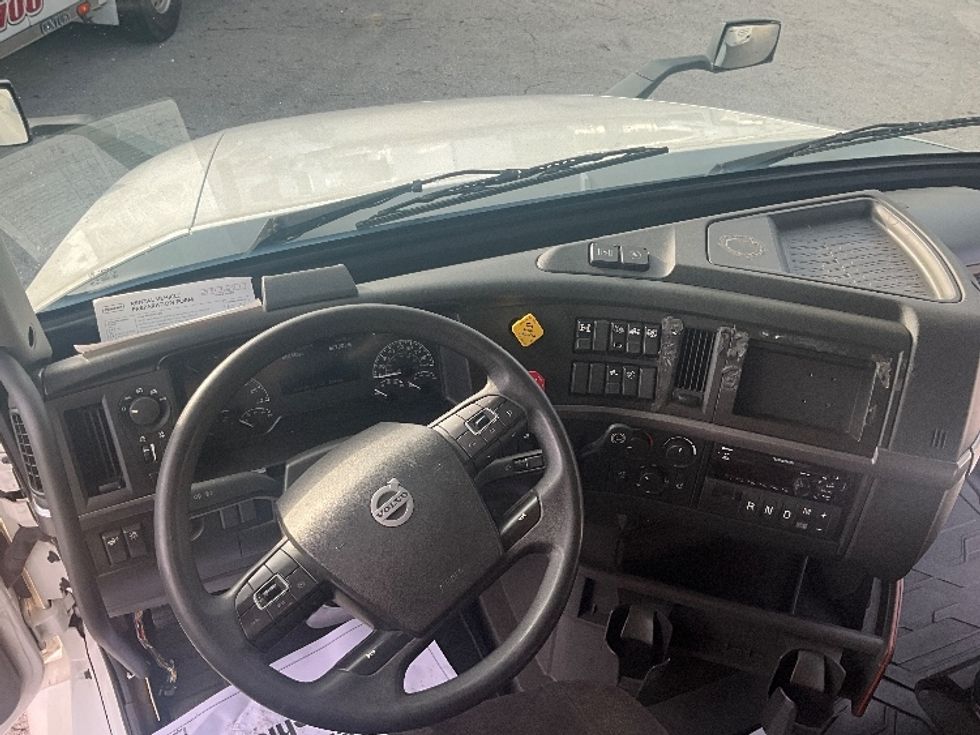 Sleeper Tractor-Heavy Duty Tractors-Volvo-2022-VNL64760-Plant City-FL-607,241\n\t\tmiles-$ 59,500 - Image 11
