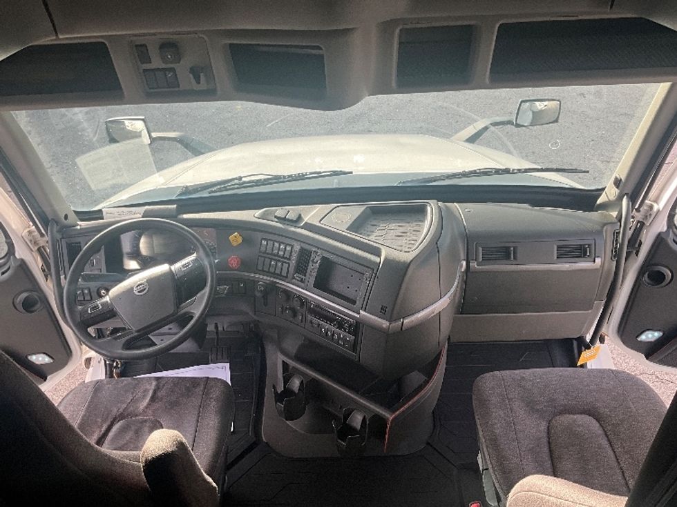 Sleeper Tractor-Heavy Duty Tractors-Volvo-2022-VNL64760-Plant City-FL-607,241\n\t\tmiles-$ 59,500 - Image 12