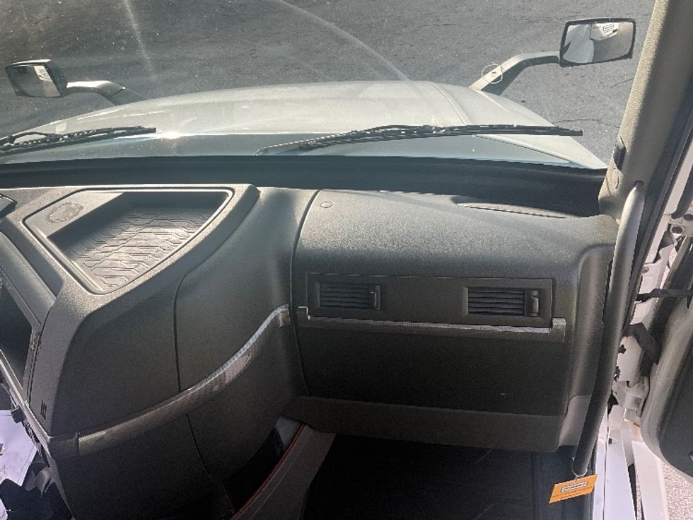 Sleeper Tractor-Heavy Duty Tractors-Volvo-2022-VNL64760-Plant City-FL-607,241\n\t\tmiles-$ 59,500 - Image 14