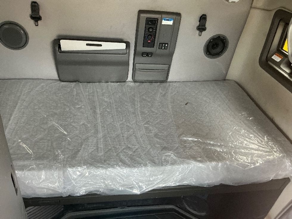 Sleeper Tractor-Heavy Duty Tractors-Volvo-2022-VNL64760-Plant City-FL-607,241\n\t\tmiles-$ 59,500 - Image 16