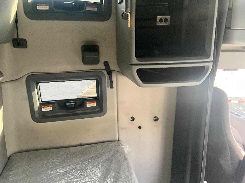 Sleeper Tractor-Heavy Duty Tractors-Volvo-2022-VNL64760-Plant City-FL-607,241\n\t\tmiles-$ 59,500 - Image 18