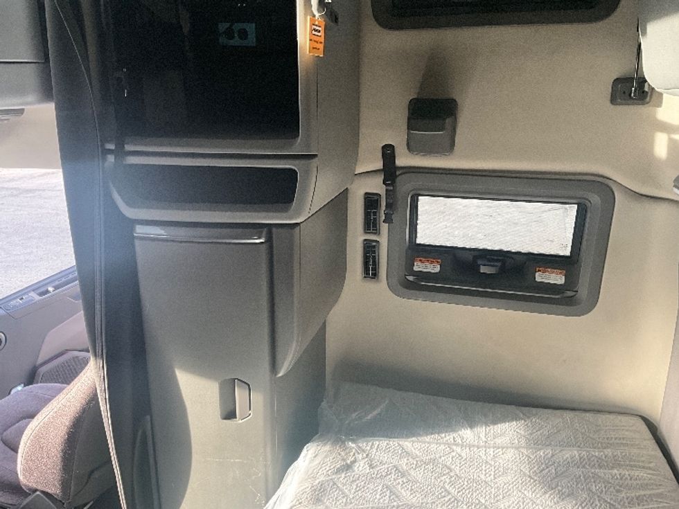 Sleeper Tractor-Heavy Duty Tractors-Volvo-2022-VNL64760-Plant City-FL-607,241\n\t\tmiles-$ 59,500 - Image 19