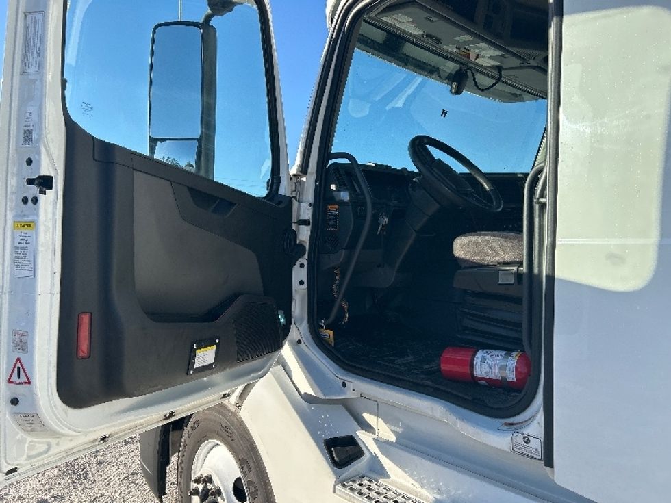 Sleeper Tractor-Heavy Duty Tractors-Volvo-2022-VNL64760-Plant City-FL-607,241\n\t\tmiles-$ 59,500 - Image 9